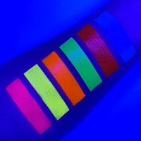 UV Glow Neon UV Ceruza Szett - Arcra és Testre, 6 Szín, UV Fény Alatt Világít 3