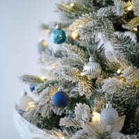 Valery Madelyn Karácsonyi Gömbdísz Szett - 40 db 4 cm-es Kék-Ezüst Műanyag Gömb Akasztóval, Fenyőfa Dekoráció Ajándékcsomagolásban 2