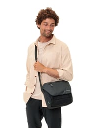 Taška cez rameno VAUDE Rom S III Messenger Bag čierna - Vodoodolná taška z recyklovaného PET materiálu s priehradkou na notebook pre mužov a ženy 2