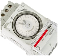 Elektromechanický časový spínač VEMER VP882500 ARVO-D s dennou programovateľnosťou, montáž na DIN lištu, sivý 2