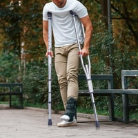 Cârje axilare VEVOR, 2 bucăți, înălțime reglabilă în 13 trepte, capacitate 136 kg, aluminiu, căptușeală moale, pentru adulți și persoane cu dizabilități 8