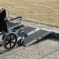 VEVOR prijenosna rampa za invalidska kolica, 61 cm, nosivost 363 kg, sklopiva aluminijska prag-rampa protiv klizanja za invalidska kolica i skutere, za stepenice 2