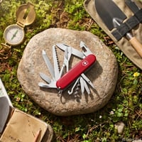 Vreckový nôž Victorinox Ranger – 21-funkčný švajčiarsky nôž s pílkou, dlátom, vývrtkou a otváračom na konzervy, červený 2