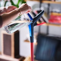Plochý mop Vileda 1-2 Spray s náhradným návlekom z mikrovlákna, červený, 250 ml nádržka, 130 cm tyč, možno prať v práčke 7
