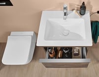 WC sedadlo Villeroy & Boch Venticello SlimSeat, hranaté, prevedenie Wrap-over, alpská biela, lesklé, nerozbitný duroplast, Soft-Close, vymeniteľné 2