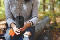 Termoska VINSUN so slamkou 720 ml – Nerezový izolovaný cestovný hrnček, nepriepustný, dvojstenný, čierny, na teplé a studené nápoje, s dvoma viečkami 6