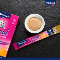 Vitakraft Liquid Snack pentru pisici cu pui și taurină, recompensă cremoasă lichidă, 6x15g, pentru susținerea vederii și a inimii 3