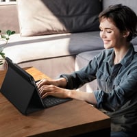 Vobafe iPad Air 13" és iPad Pro 12.9" billentyűzetes tok QWERTZ, trackpad, 7 szín világítás 9