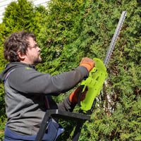 VOERJIA 21V Akkumulátoros Sövényvágó 50cm Kettős Pengével, 750W, 2x2000mAh Akkuval, Kerti Bokrok és Sövények Nyírásához 8