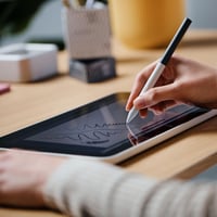 Stilou standard Wacom One, sensibil la presiune, fără baterie, pentru tablete grafice și ecrane Wacom One, gri-alb 2