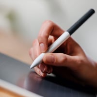 Stilou standard Wacom One, sensibil la presiune, fără baterie, pentru tablete grafice și ecrane Wacom One, gri-alb 3