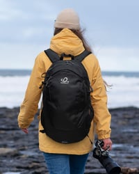 WATERFLY 30L Túrahátizsák - Vízálló Nylon Túra Hátizsák Lopásgátlóval és Esővédővel, Könnyű Kirándulóhátizsák Férfiaknak és Nőknek, Fekete - Black 7
