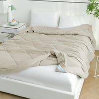 Letná prikrývka WAVVE 200x200 cm, 150GSM mikrovláknová deka, na dvojlôžko, na všetky ročné obdobia, ľahká výplň 150 g/m², béžová 8