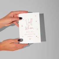 Felicitare de dragoste WBdesignz „Voll Schön, dass wir gleichzeitig leben!” cu plic - Inimi aur roz - Felicitare romantică de Valentine's Day/prietenie - DIN A6 6