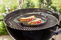 Liatinová grilovacia platňa Weber 7421 Gourmet BBQ System – 30,5x38,6 cm, čierna – na ryby, zeleninu a jedlá z panvice 6