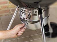 Weber One-Touch sustav za čišćenje za roštilje na ugljen od 57 cm – aluminijski sustav za čišćenje pepela 3