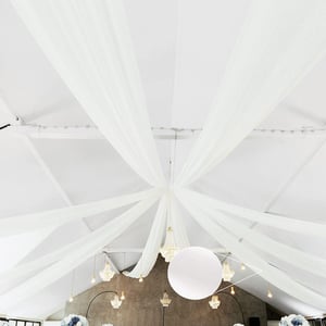 Rolă de material nețesut pentru decorațiuni de nuntă WEDLINE, 80 cm x 100 m, alb, pentru decorarea tavanului — pătat pe margine (stare: vezi a 2-a imagine)