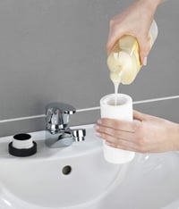 Silikónový dávkovač saponátu WENKO Easy Squeez-e, 250 ml, biely, nepriepustný, Ø 6 x 14 cm, kuchynský dávkovač mydla 3