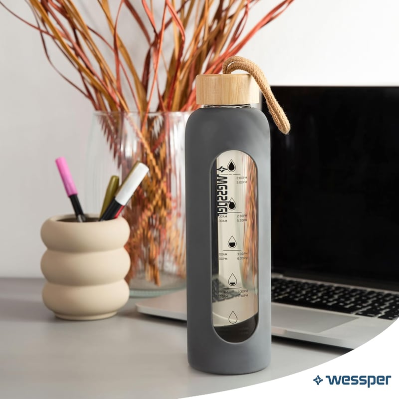 Wessper 500ml Motivációs Vizes Palack Hidratációs Skálával, Boroszilikát Üveg, Szilikon Tok, BPA Mentes - Grey