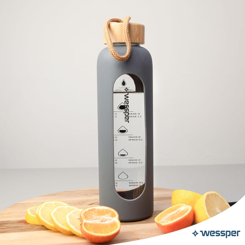 Wessper 500ml Motivációs Vizes Palack Hidratációs Skálával, Boroszilikát Üveg, Szilikon Tok, BPA Mentes - Grey