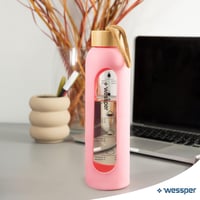 Sklenená fľaša Wessper 500 ml s ružovým silikónovým obalom, stupnicou na meranie hydratácie, vyrobená z borosilikátového skla bez obsahu BPA, motivačná fľaša na vodu 7