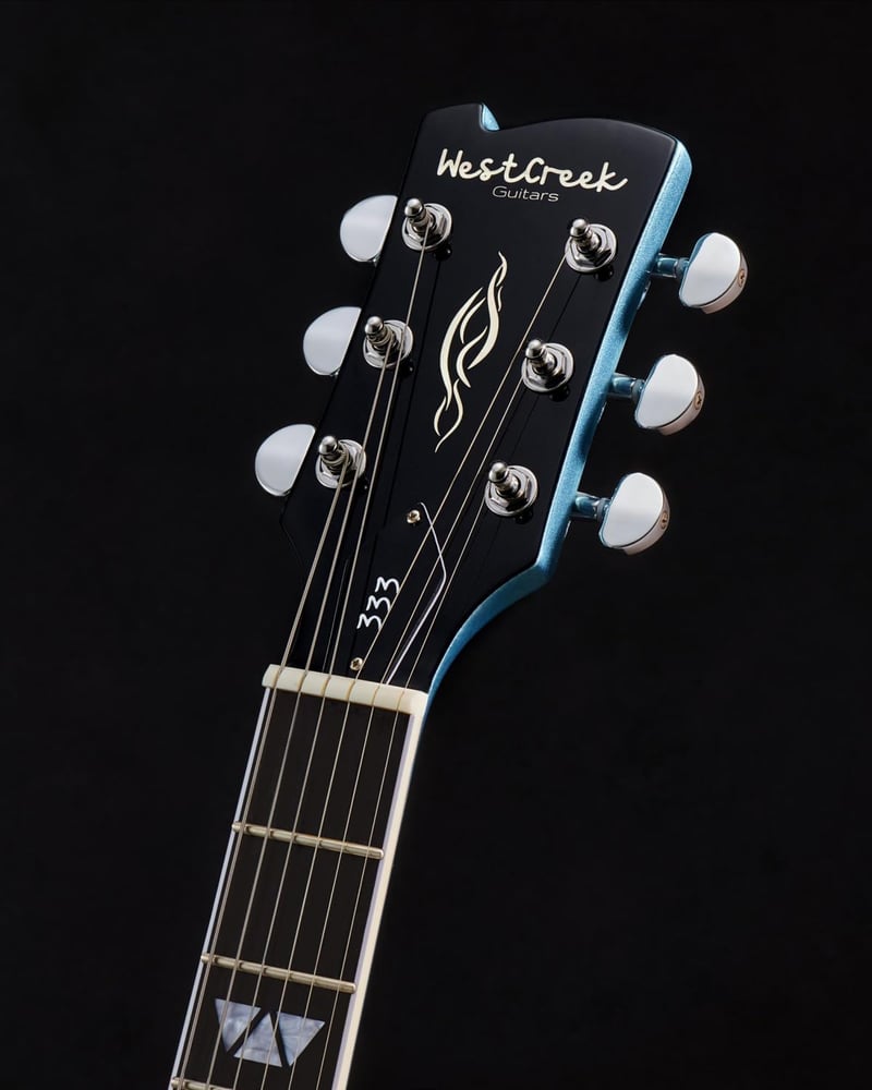 WestCreek 333 Félüreges Elektromos Gitár, Alnico Humbucker Pickupokkal, Jávorfa Test, Rózsafa Fogólap, Jumbo Érintők, Kavicskék Színben