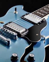 WestCreek 333 Félüreges Elektromos Gitár, Alnico Humbucker Pickupokkal, Jávorfa Test, Rózsafa Fogólap, Jumbo Érintők, Kavicskék Színben 7