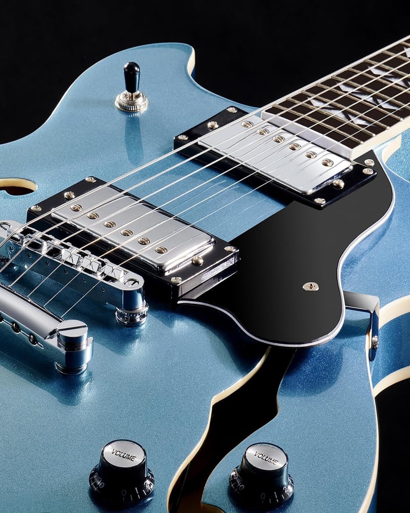 WestCreek 333 Félüreges Elektromos Gitár, Alnico Humbucker Pickupokkal, Jávorfa Test, Rózsafa Fogólap, Jumbo Érintők, Kavicskék Színben