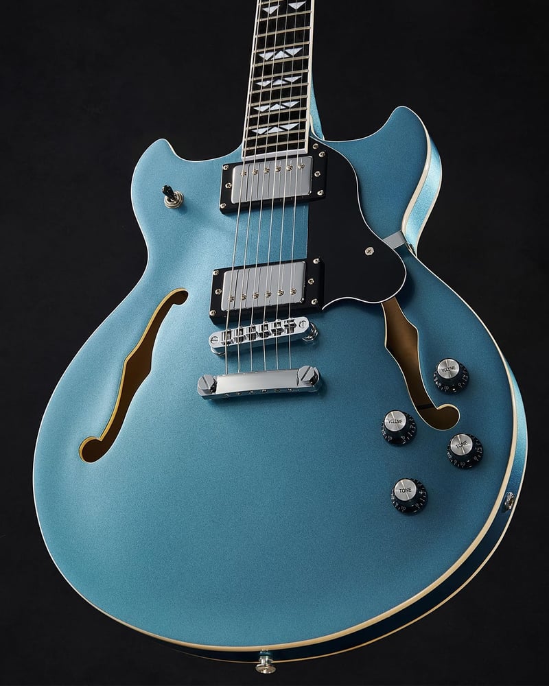 WestCreek 333 Félüreges Elektromos Gitár, Alnico Humbucker Pickupokkal, Jávorfa Test, Rózsafa Fogólap, Jumbo Érintők, Kavicskék Színben