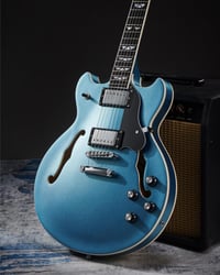 WestCreek 333 Félüreges Elektromos Gitár, Alnico Humbucker Pickupokkal, Jávorfa Test, Rózsafa Fogólap, Jumbo Érintők, Kavicskék Színben 3