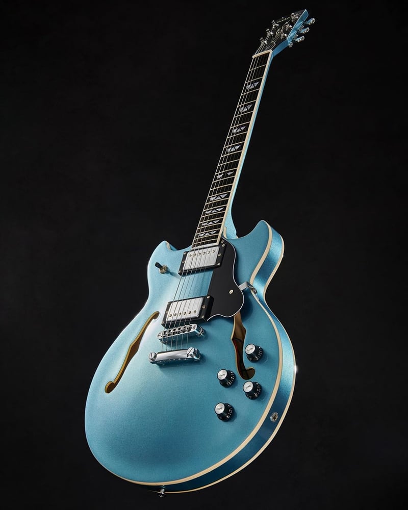 WestCreek 333 Félüreges Elektromos Gitár, Alnico Humbucker Pickupokkal, Jávorfa Test, Rózsafa Fogólap, Jumbo Érintők, Kavicskék Színben
