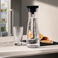 Sklenená karafa na vodu WMF Basic 1,5 l so silikónovým vekom, uzáverom CloseUp z nehrdzavejúcej ocele Cromargan a sitkom na kocky ľadu a ovocie 5