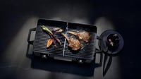 Elektrický stolný gril WMF Lono Master 50x28 cm, 2400 W, 2 samostatne nastaviteľné grilovacie plochy, s veternou clonou, na vonkajšie použitie, nehrdzavejúca oceľ 2