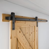 WOLFBIRD 200 cm-es Tolóajtó Vasalat Szett - J-alakú Rusztikus Szénapadlás Stílusú Tolósín Rendszer Fa Ajtókhoz - Szénacél 9