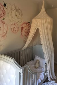 Baldachin Elegant Wonder Space pentru Fetițe cu Pomponuri și Plasă de Țânțari pentru Pătuț și Pat Copii - Cort de Prințesă, Decor pentru Cameră, Colț de Lectură, Bej 4