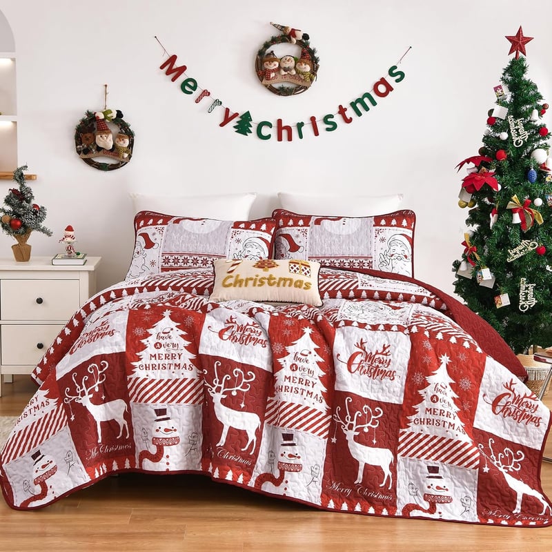 WONGS BEDDING Karácsonyi Ágytakaró Szett 220x240 cm - Mikroszálas Steppelt Takaró 2 Párnahuzattal - Fehér Karácsonyfa és Rénszarvas Mintás