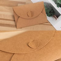 XFentech 15 ks mini kraftových papierových obálok s prázdnymi kartičkami – so srdiečkovým uzáverom, na darčekové poukážky, DIY ďakovné kartičky, na Vianoce 5