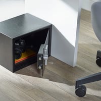 Seif electronic Yale YSV/250/DB2 cu cod PIN și cheie de urgență, 16,3 L, 25×35×25 cm, montabil pe perete și podea, sistem de închidere anti-șoc, interior capitonat cu mochetă 7