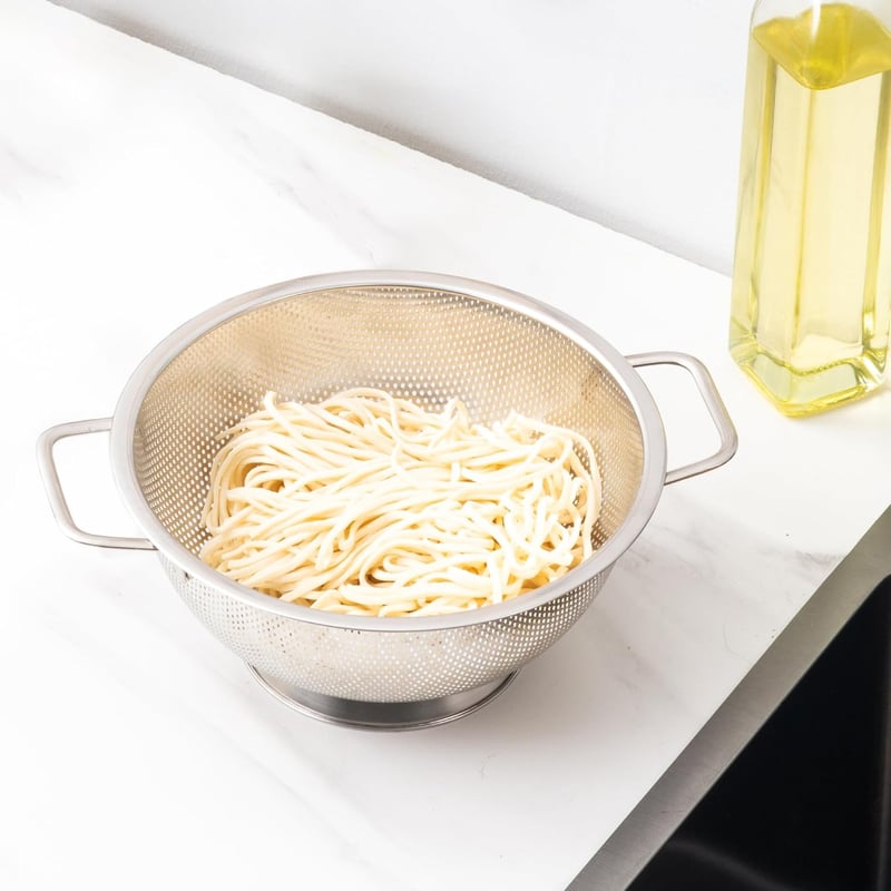 YC Kitchen Rozsdamentes Acél Szűrő 28,5 cm - Tésztaszűrő Fogantyúkkal, Mosogatógépben Mosható, Konyhai Edény