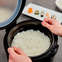Varič ryže Yum Asia Kumo YumCarb s keramickou nádobou a technológiou Fuzzy Logic, objem 1 liter (5,5 šálky), 5 programov na varenie ryže a 3 multifunkčné programy, 220-240V EÚ zástrčka, tmavá nehrdzavejúca oceľ 9