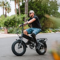 YunSCM Elektromos Kerékpár Gumi Szett - 2 db 20x3.0 Külső Gumi és 2 db Belső Tömlő AV32mm Szeleppel - Városi E-Bike Abroncs Készlet 5