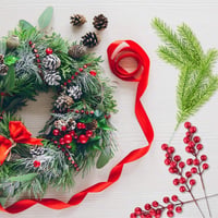 YUNSTK Műfenyő ágak 20 db, valódi hatású zöld dekoráció, karácsonyi girland és koszorú díszítéshez 5