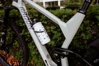 Súprava cyklistických fliaš Zefal Pack Sense Soft 65 – 2 x 650 ml, bez obsahu BPA, silikónový náustok, biele, pre MTB a cestné bicykle 4