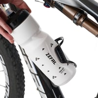 ZEFAL Pulse S2 Bočný držiak na cyklistickú fľašu s ľavostranným otváraním - Karbónové vlákno - Gravel a MTB - Čierny - 28 g 2
