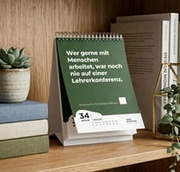 ZERO POTENTIAL Demotivačný učiteľský kalendár na školský rok 2026/2027 – 52 týždňov a 52 nemotivačných citátov pre učiteľov, vtipný darček ako dekorácia do zborovne, zelený, A6 7