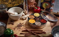 Dóza na korenie Zinel Masala Dabba so 7 priehradkami a priehľadným vekom, nehrdzavejúca oceľ, 24 cm 5