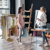 ZOUXIKOU Fém Ruhaállvány, T-alakú Szabadon Álló Ruhasín 130 cm, Arany Ipari Stílusú Ruhatar­tó Üzletekbe, Hálószobába, Könnyű Összeszerelés 4