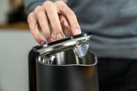 ZWILLING ENFINIGY Vezeték nélküli Vízforraló Rozsdamentes Acél Szűrővel 1,0L Fekete 5