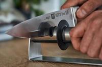 ZWILLING TwinSharp Select oštrilo za noževe, 2 stupnja za osnovno i fino oštrenje, diskovi od nehrđajućeg čelika i keramike, protuklizno, za glatke noževe, srebrno 5