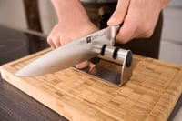 ZWILLING TwinSharp Select oštrilo za noževe, 2 stupnja za osnovno i fino oštrenje, diskovi od nehrđajućeg čelika i keramike, protuklizno, za glatke noževe, srebrno 3